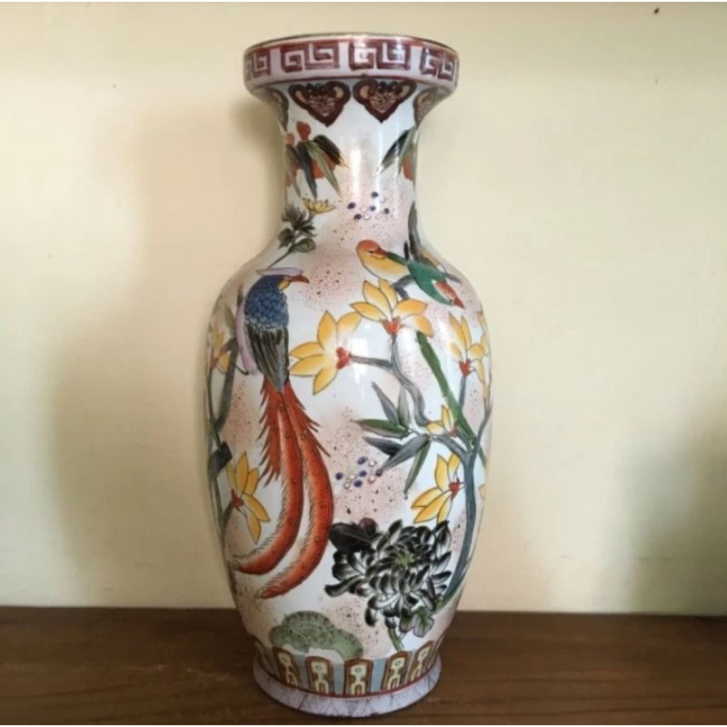 Guci antik lukis motif bunga chrysantimun dan burung hong