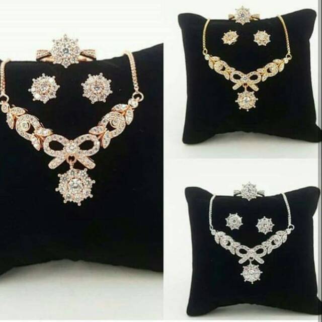 Set tura, persis berlian aslinya