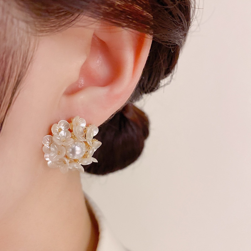 Anting Bentuk Bunga Warna Putih