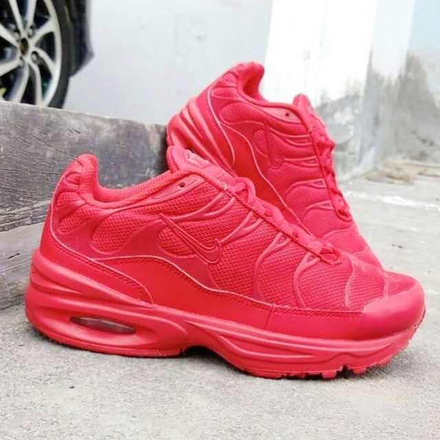air max plus triple red