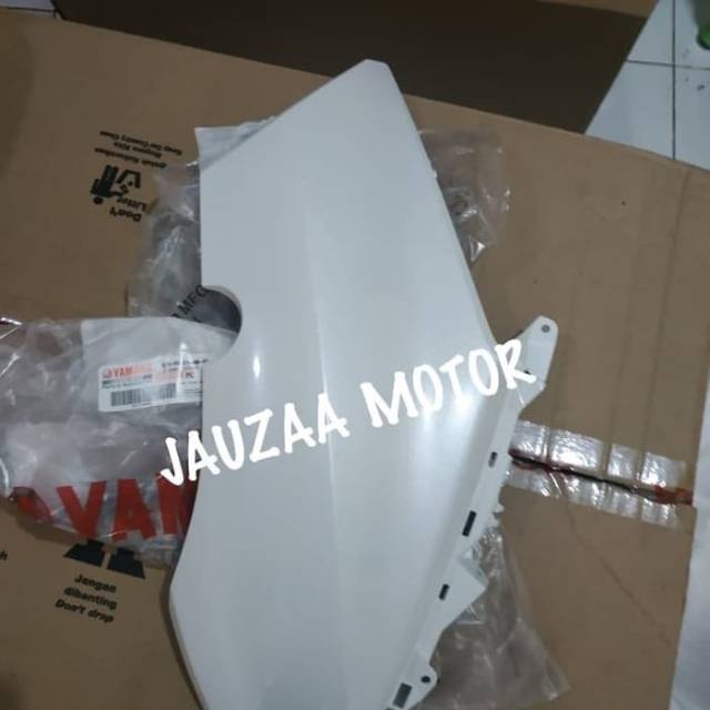 Body cowling Sayap kiri XMAX putih original yamaha