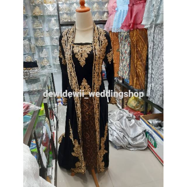 Baju bludru Pengantin Putri, ekor panjang