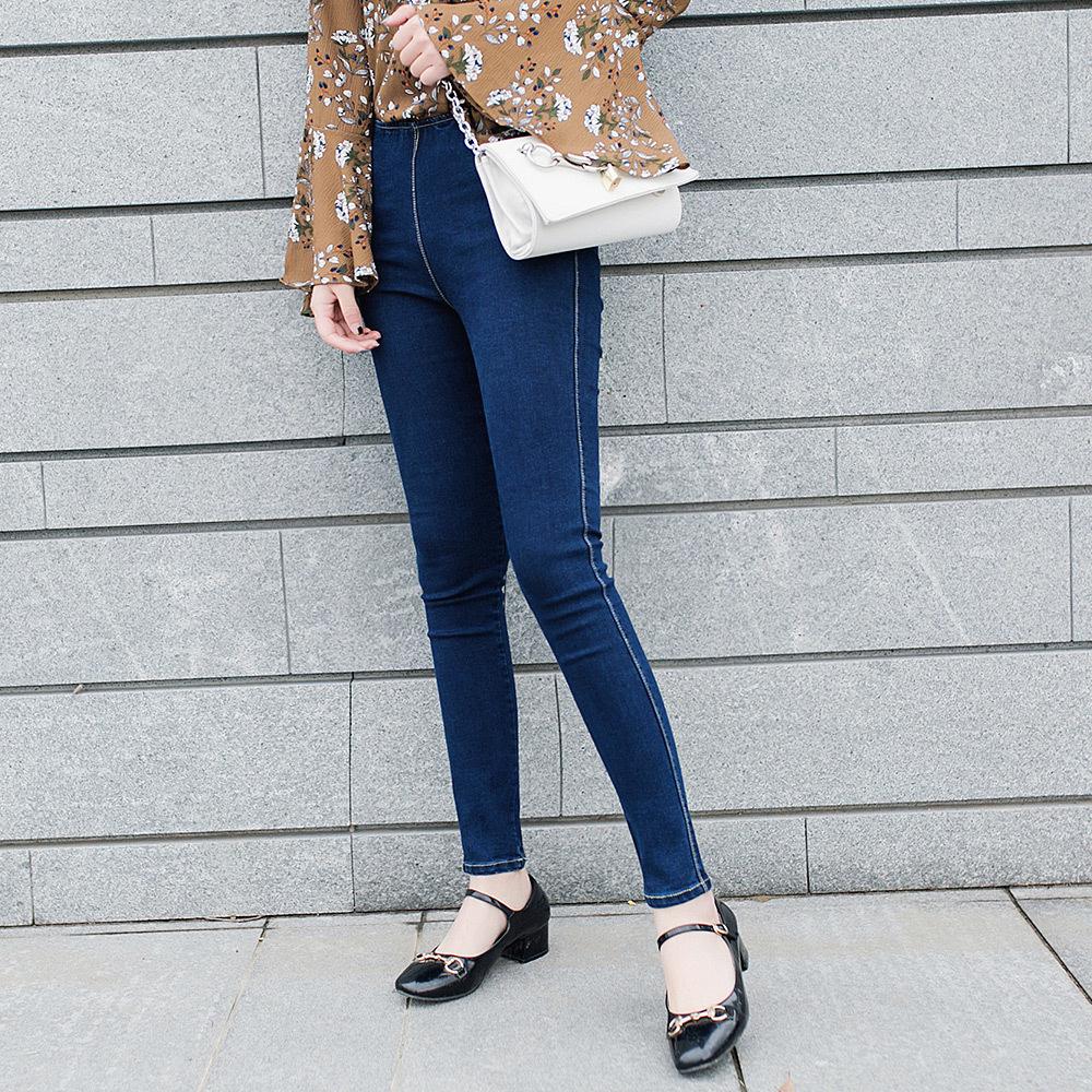  Celana  Jeans  Wanita  Model  Resleting dengan Potongan Slim 