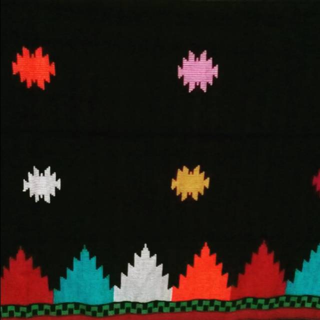 Tembe Nggoli Sarung Khas Bima Dompu