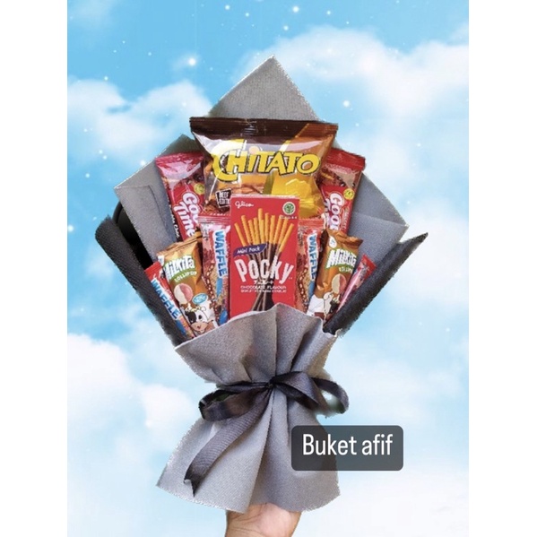 

(K) BUKET COWO ABU HITAM/Anniversary/bingkisan Snack Ulang Tahun/Ultah/Wisuda/buket snack/ buket wisuda/ hadiah pacar / hadiah ortu / birthday / hampers