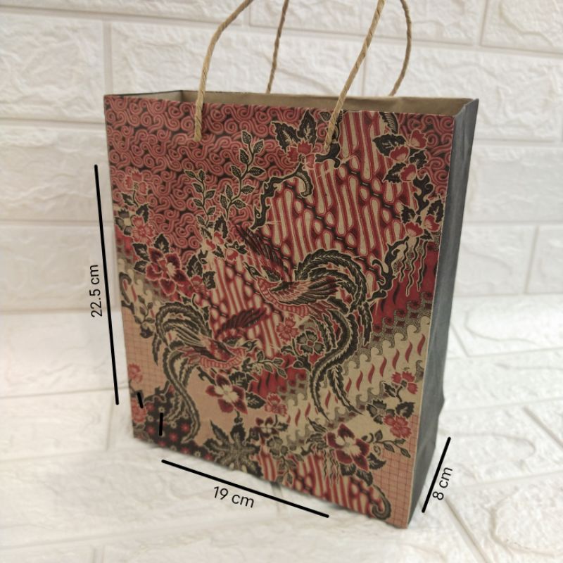 

Paperbag kertas motif Batik size 22,5x19x8cm isi 12 pcs