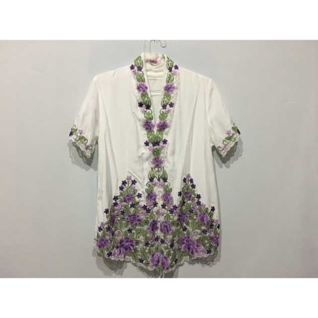 Kebaya Encim warna Putih dengan Bordir Bunga Ungu