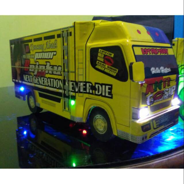  Gambar  Kartun Mobil  Truk Oleng 