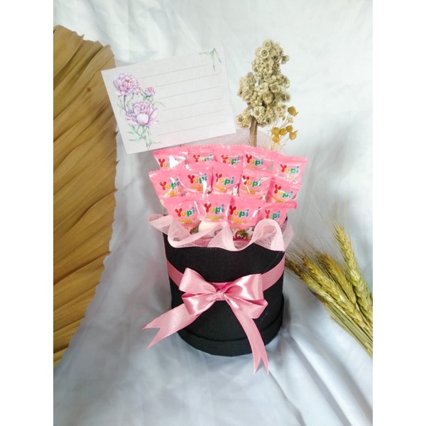 

box snack / bouquet snack / bucket snack / buket snack warna pink di box hitam, kado unik spesial untuk hadiah wisuda , atau graduation, dan ulang tahun