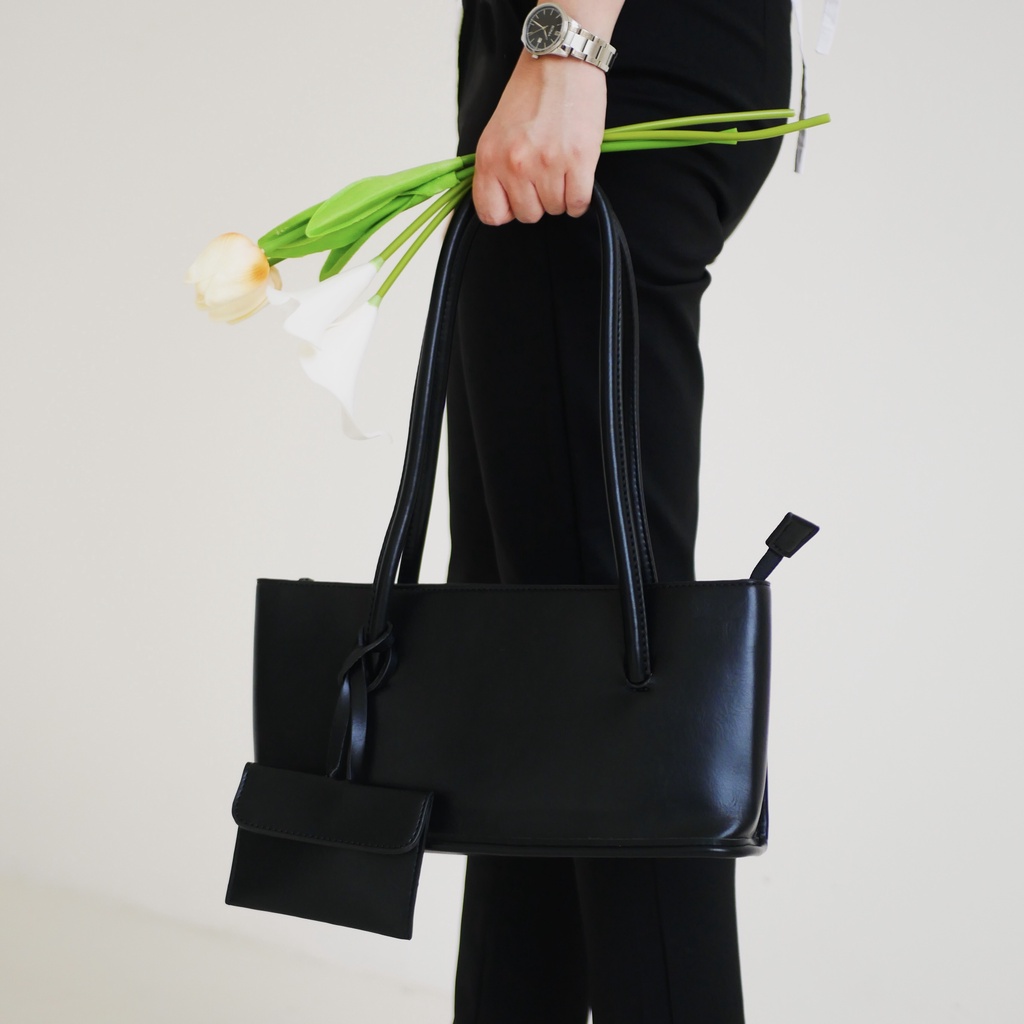 Basic Shoulder Bag With Pouch