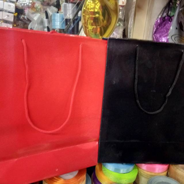 

Paper bag buku merah dan hitam isi 12 pcs bahan bagus