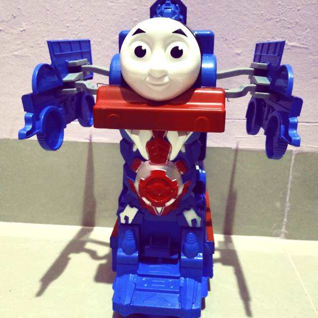 Mainan mobil robot thomas