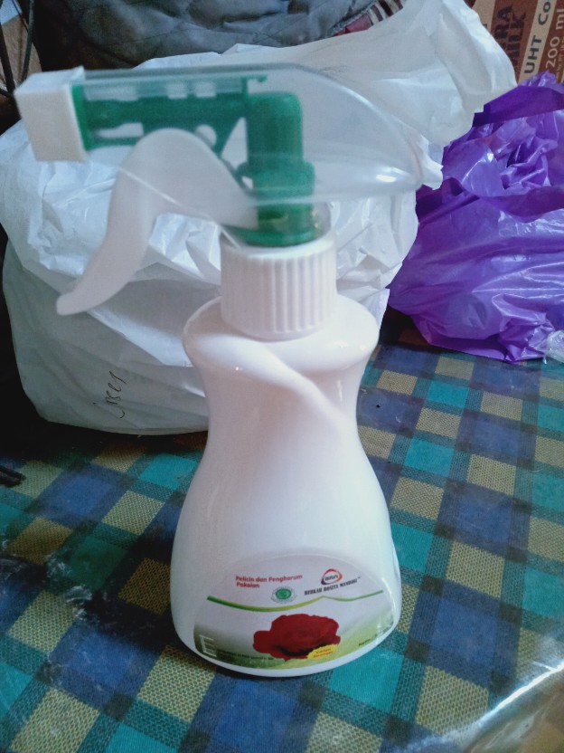 Pelicin Pakaian Berkah Rosita Mandiri Spray 350 Ml