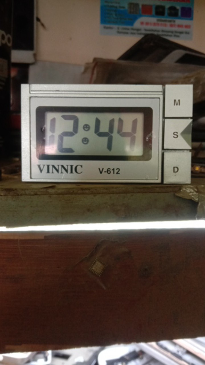 Jam Mobil Clock Vinnic 612 Dengan Tgl & Mesin Led Dimensi 7.6 X 4.5cm Bagus