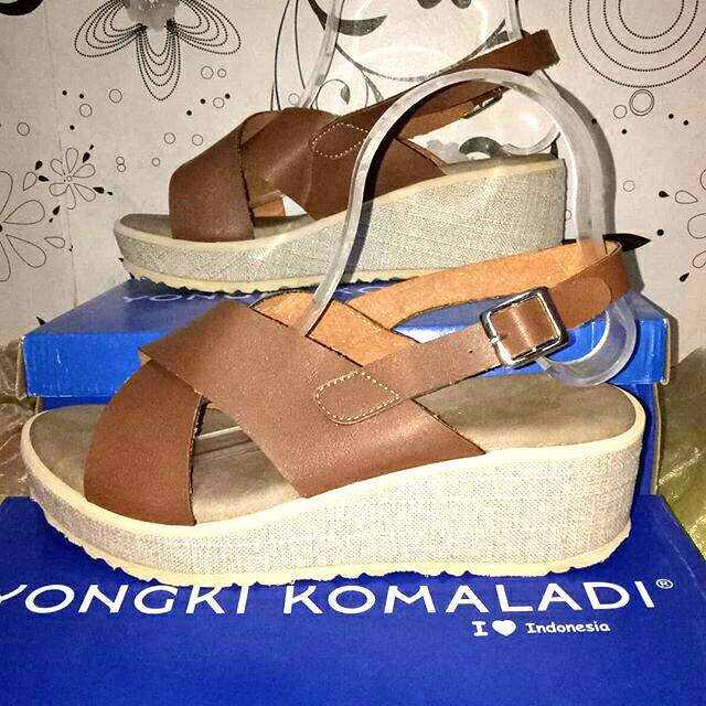 Wedges Wanita Yongki Komaladi