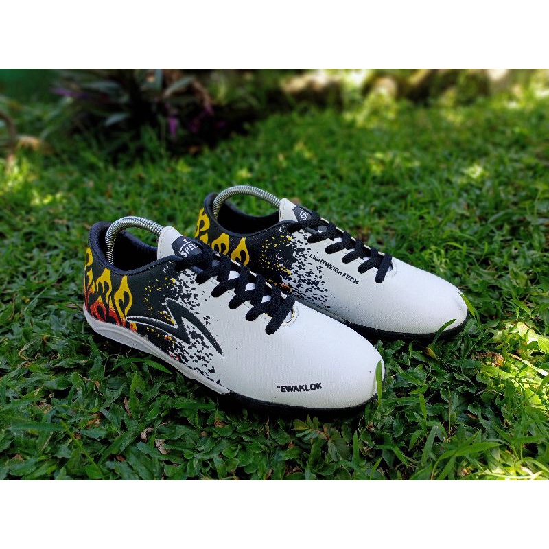 SEPATU FUTSAL DAN BOLA SPECS EWAKLOK