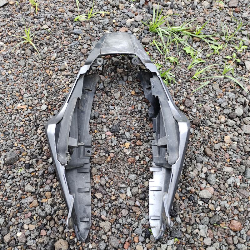 cover sambungan bodi body belakang Honda new Megapro mono shock original