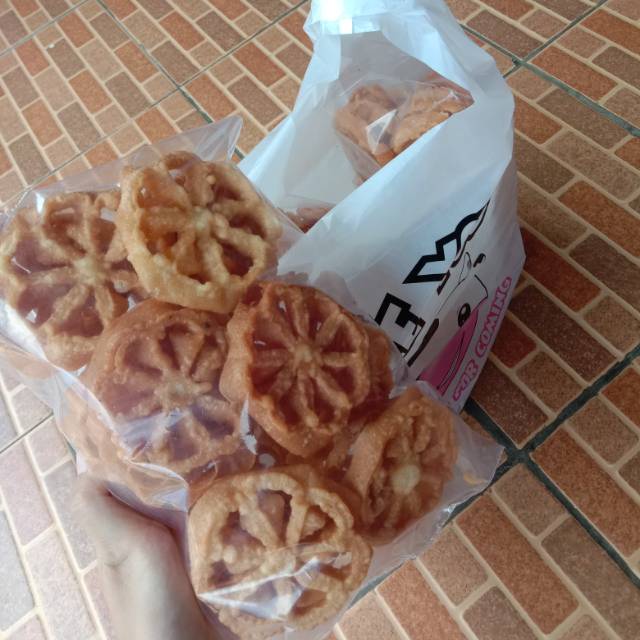 

Kue Kambang Goyang