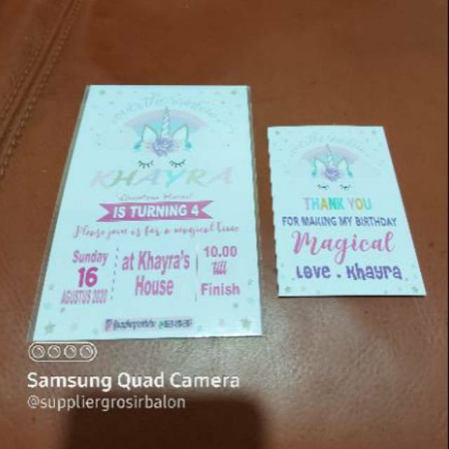 Kartu undangan ulang tahun unicorn