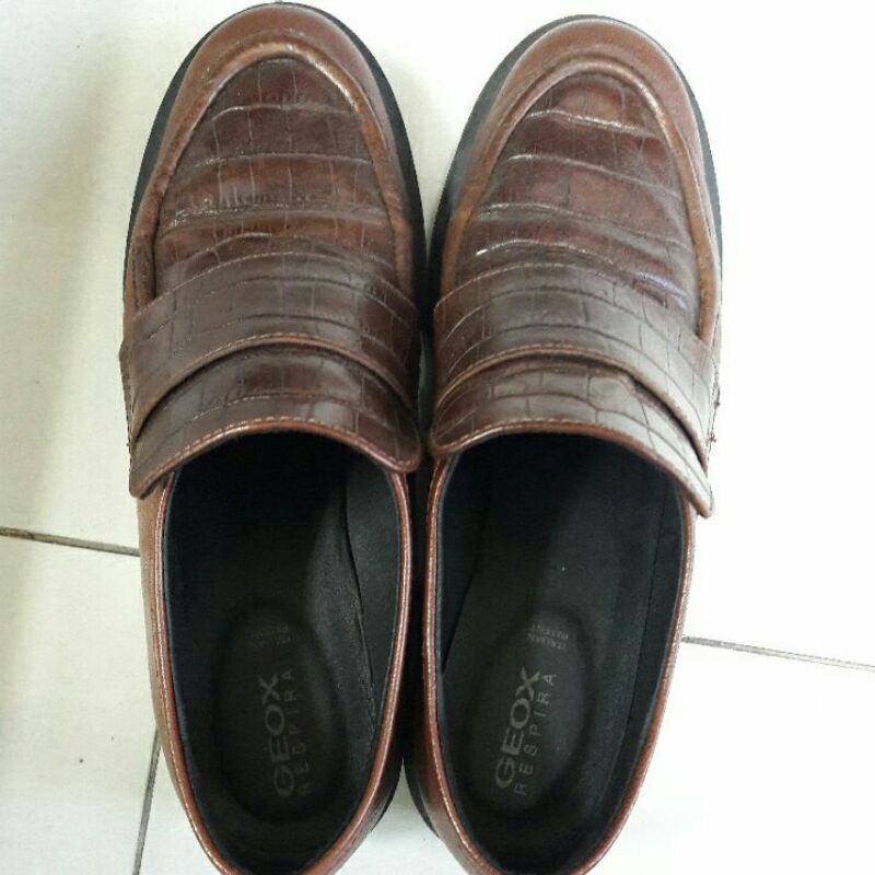 sepatu kulit merek Geox