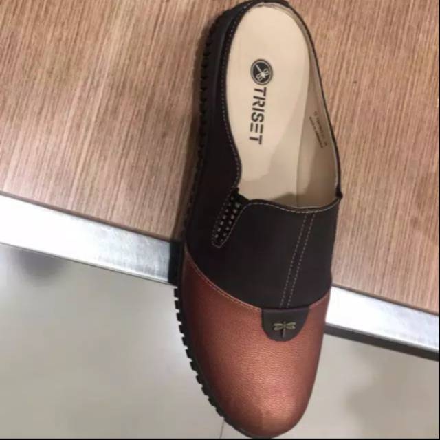 Sepatu sandal triset