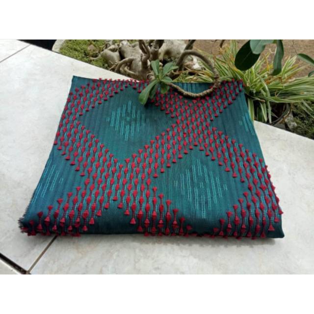 Kain tenun sutra bulu