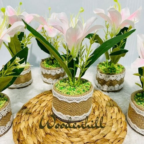 Furniture hiasan rangkaian bunga lily plastik artifisial dengan pot goni yg lucu , unik dan aesthetic