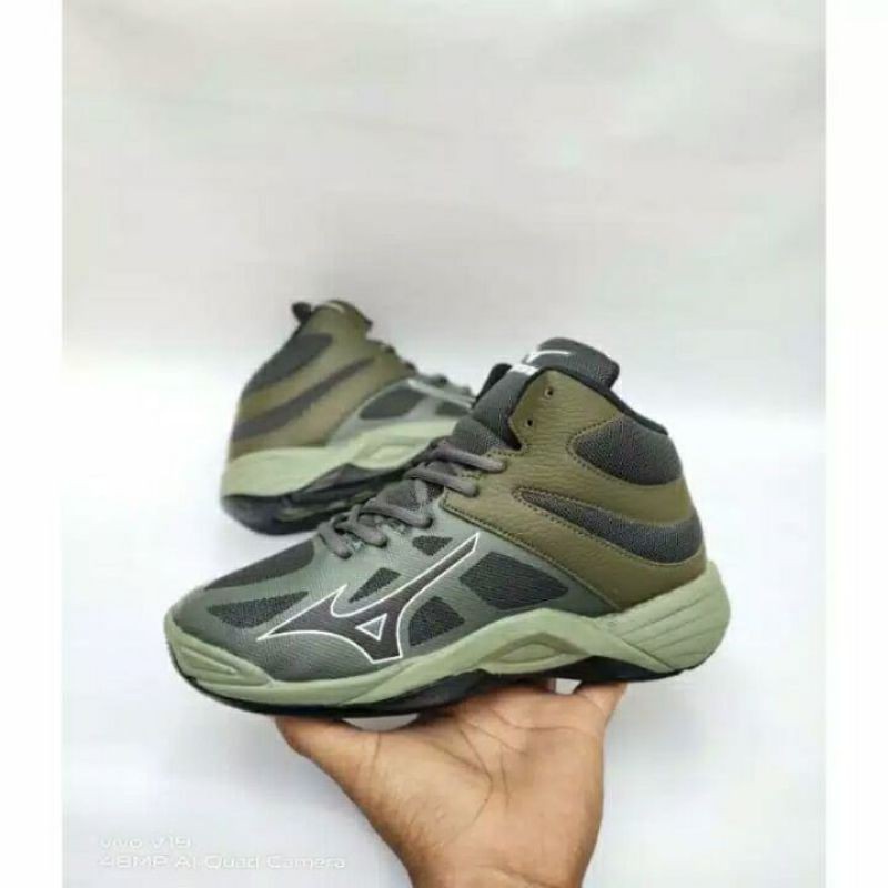 sepatu basket santai pria mizuno