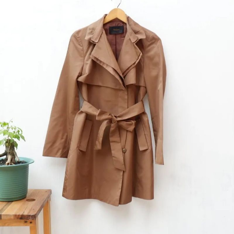 The izzat long coat / coat cokelat / coat parasut / jaket parasut / jaket vintage / jaket korea / co