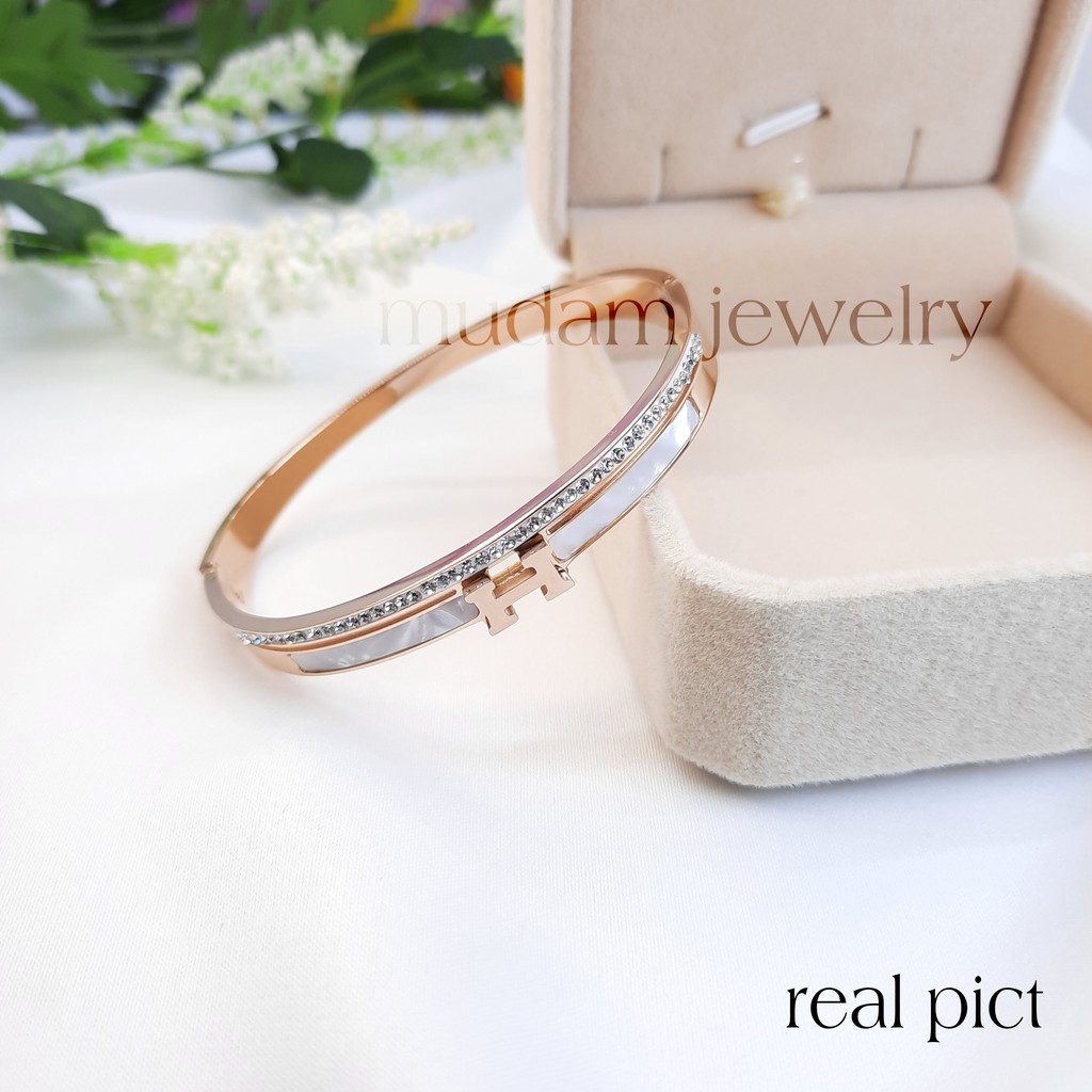 Gelang Bangle Titanium Huruf H White Shell Dengan Taburan Kristal Artifisial Warna Rosegold, Gold dan Silver