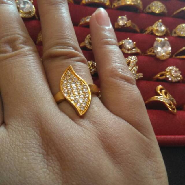 Cincin xuping emas permata lapis emas 18k.