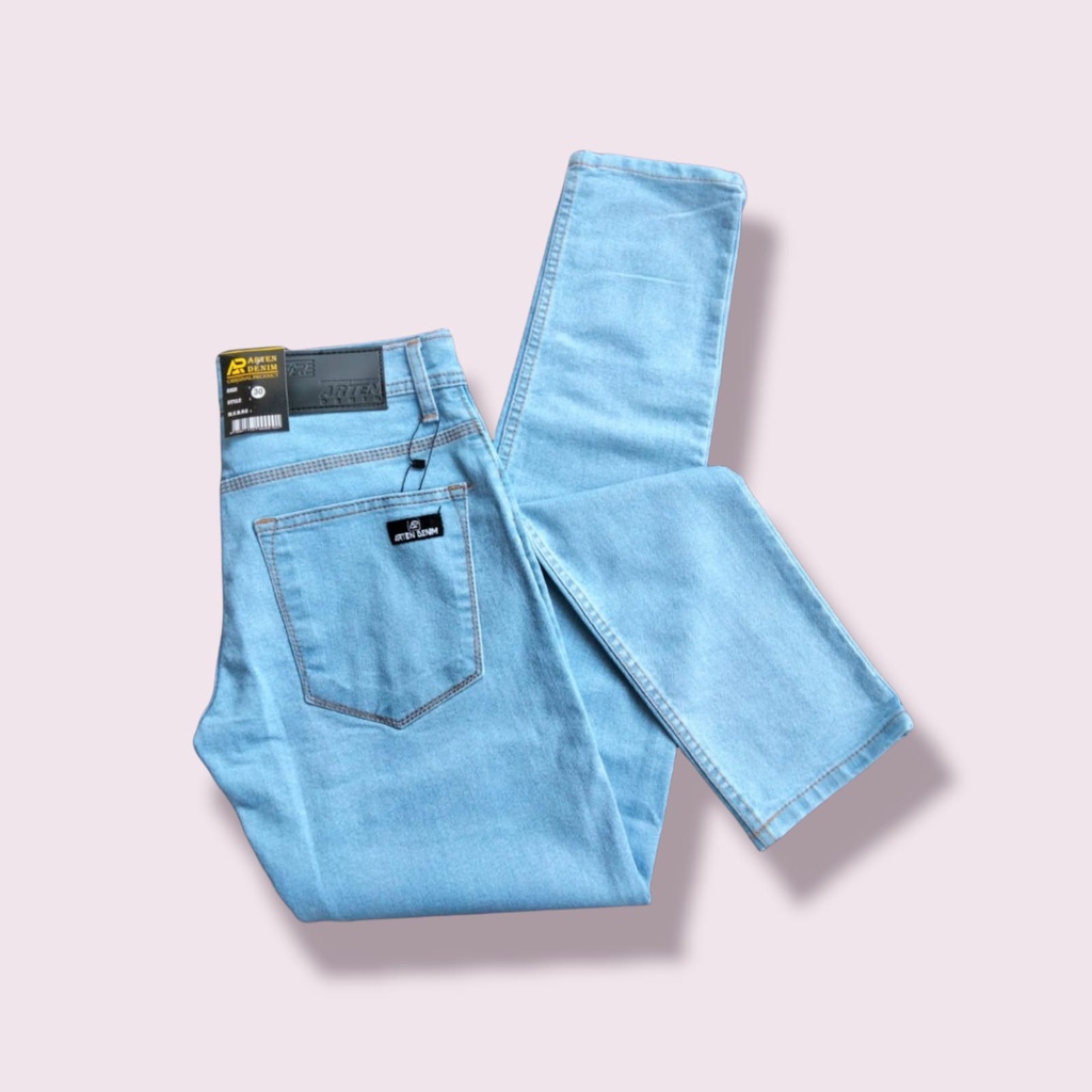 Celana jeans pria biru cerah /  Celana slimfit pria / Celana panjang cowo / Celana jeans terbaru