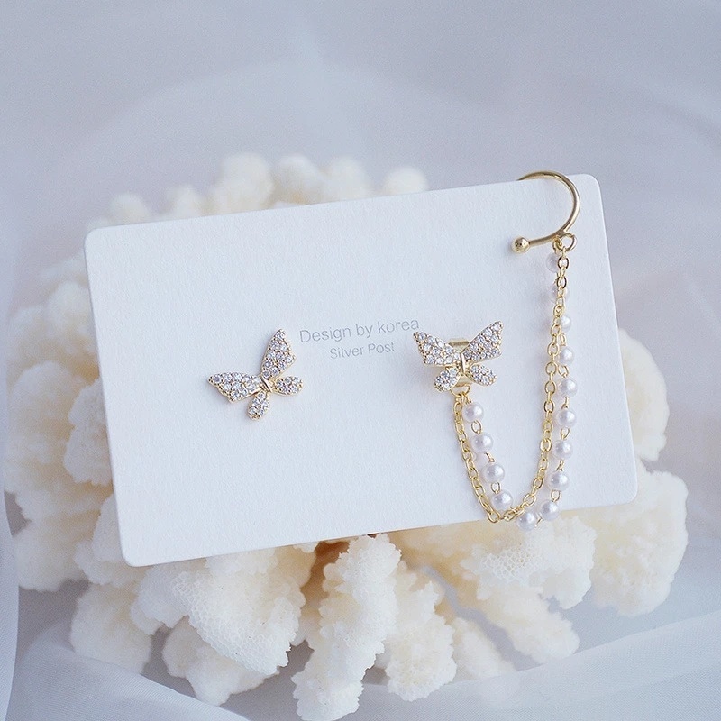 1 Pasang Anting Stud Rantai Panjang Desain Kupu-Kupu Aksen Berlian Imitasi Bahan Alloy Gaya Korea