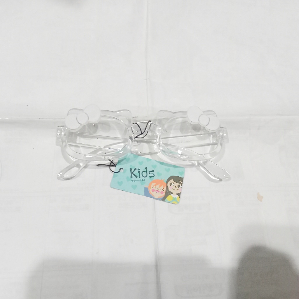 kacamata anak model Hello Kitty murah fashion bagus helo kity kucing lucu saat di foto studio atau liburan-putih