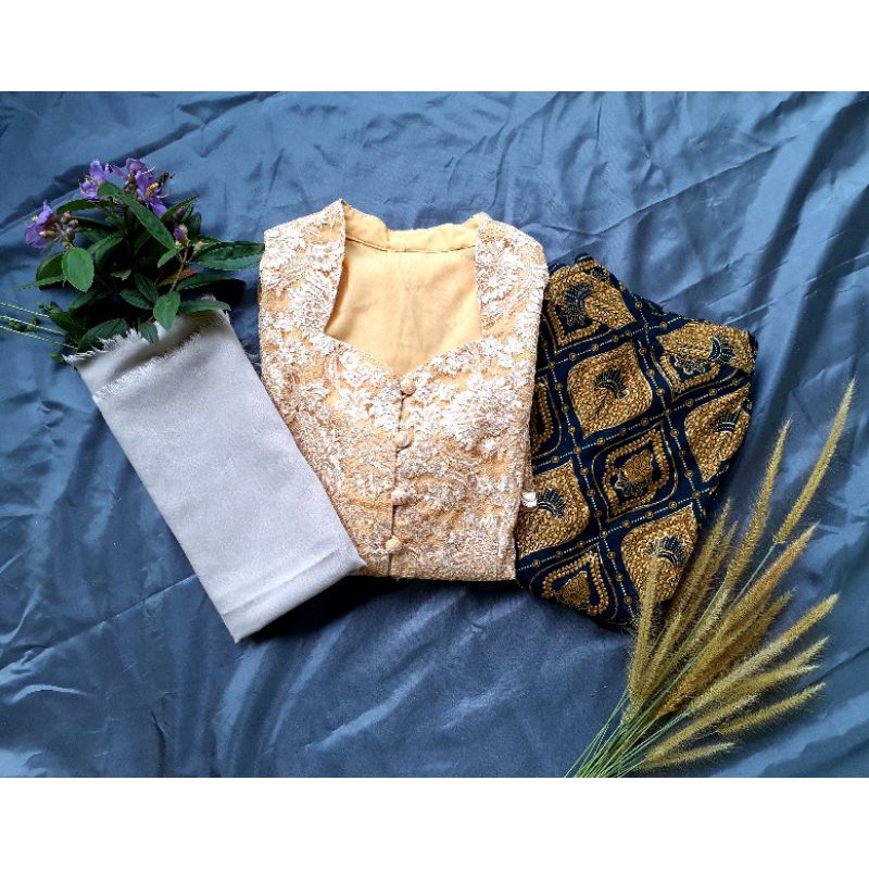 PROMOOO  PRELOVED Kebaya Brokat Cream 2019 | 1 Set Kebaya Brokat Cream | Kebaya Terbaru 2020