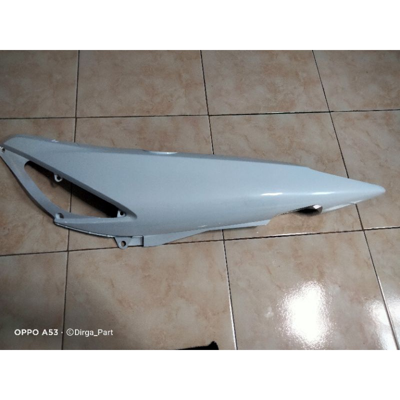 Cover body kanan Supra 125 Warna Putih 64410 KPH 700 FMB