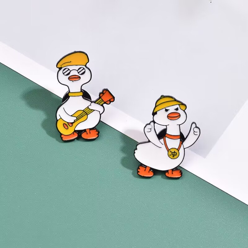 Bros Pin Enamel Bentuk Kartun Bebek Kecil Lucu Untuk Anak Perempuan