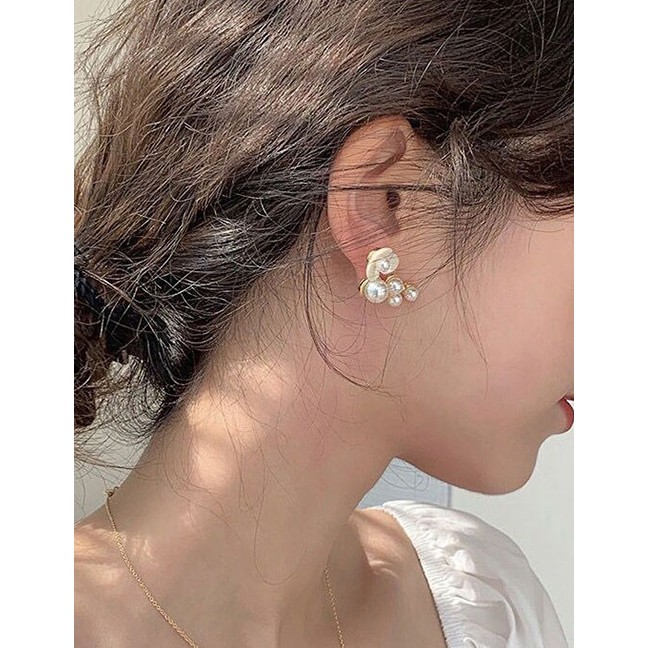 LRC Anting Tusuk Fashion White Shell Flower Pearl Alloy Earrings  A61823