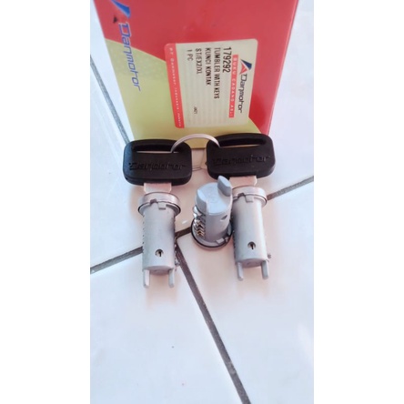 anak kunci 3 tombol set dan motor Vespa