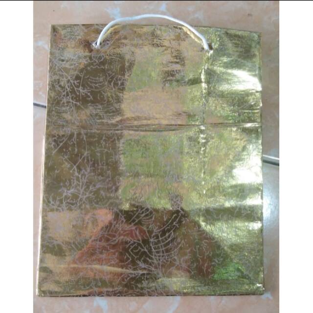 

Paperbag tas kertas gold ukuran 17x12,5x21,5 cm ukuran r5