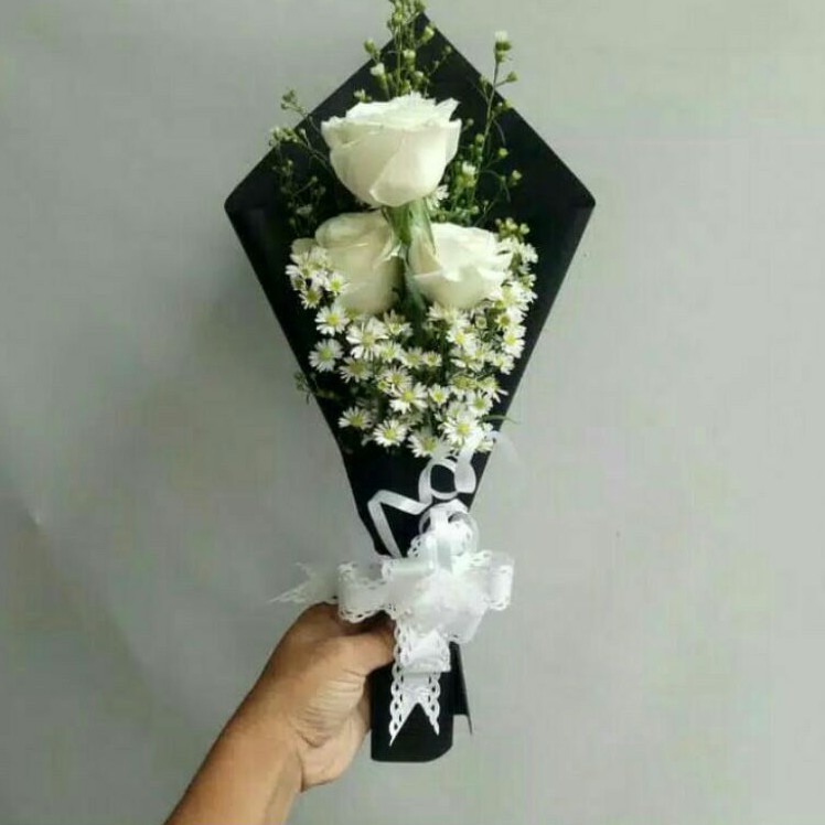 Hand Buket Bunga Mawar / Bouquet Mawar 3 Tangkai Asli Fresh