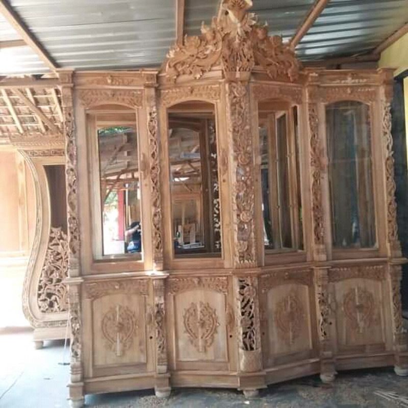 Lemari hias pajangan piala ukir mewah harga murah bahan kayu jati