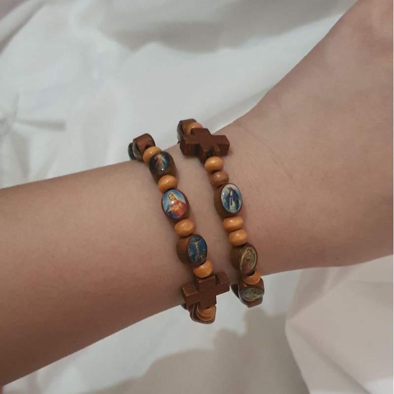 Gelang Kayu Salib Oval Gambar Yesus Maria Keluarga Kudus Orang Kudus