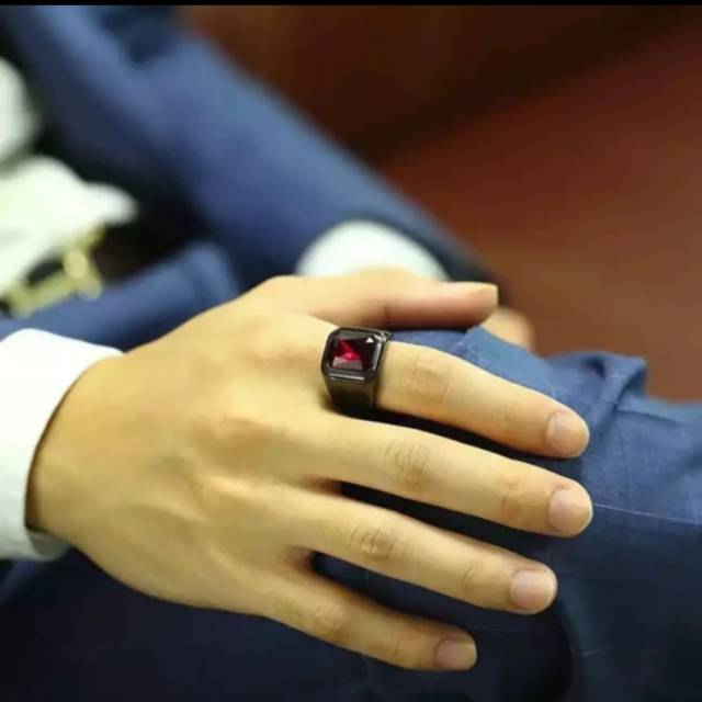 Cincin hitam pria batu merah keren