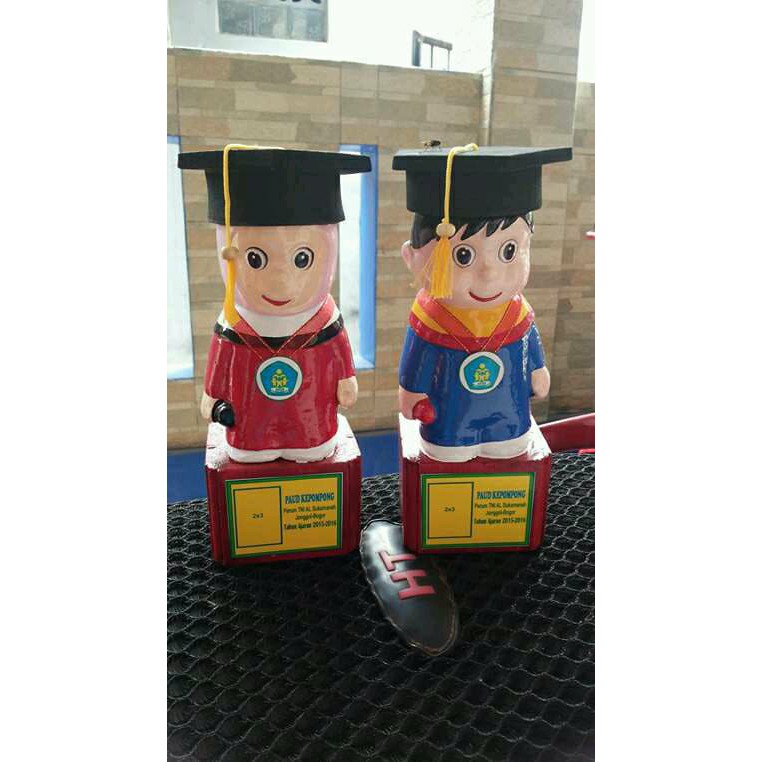 BONEKA WISUDA