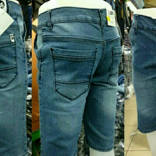 Celana pendek jean stret