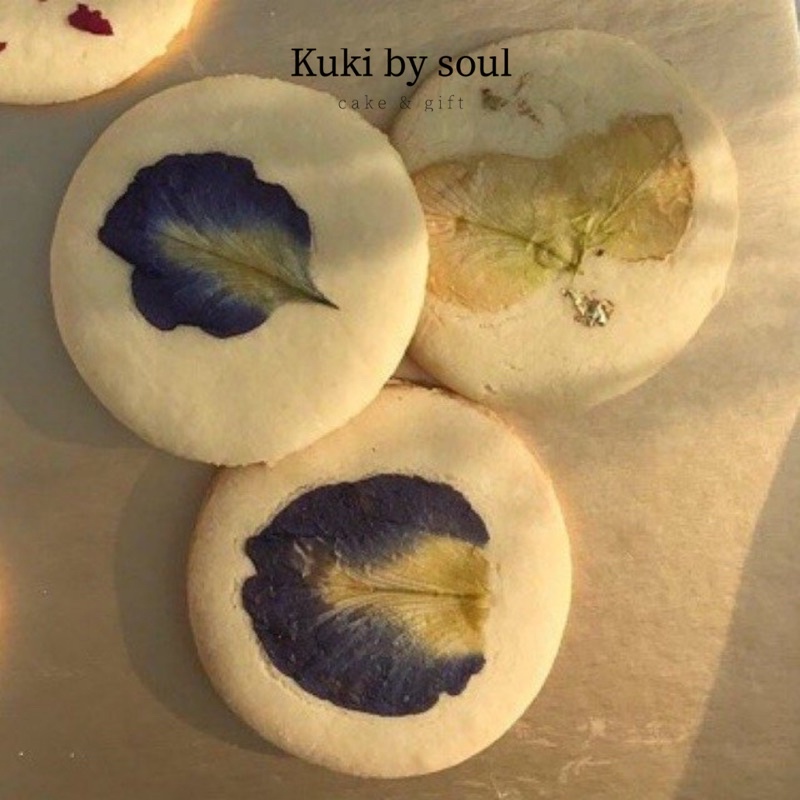 

Edible flower cookies / hampers natal / kue bunga / hadiah ulang tahun by soul café