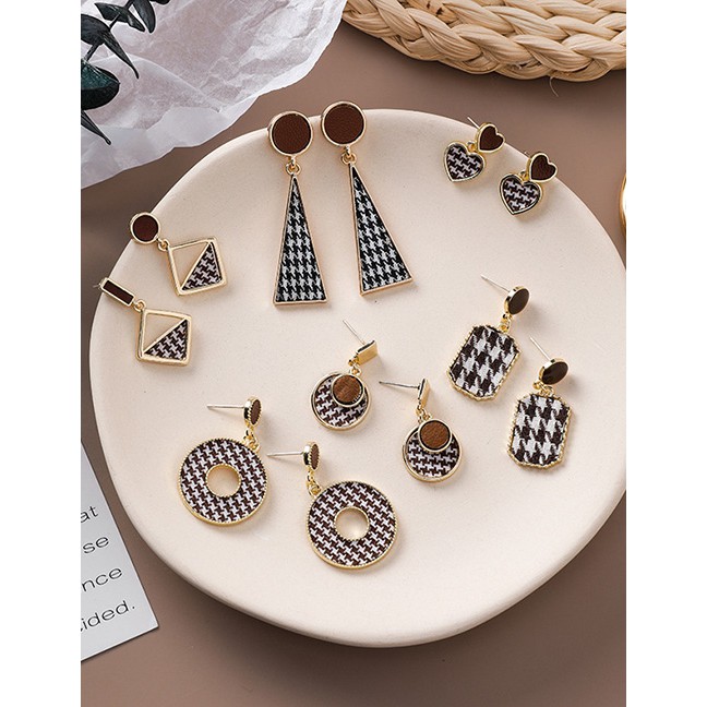 LRC Anting Tusuk Fashion Love 925 Silver Needle Asymmetric Plaid Earrings D42785