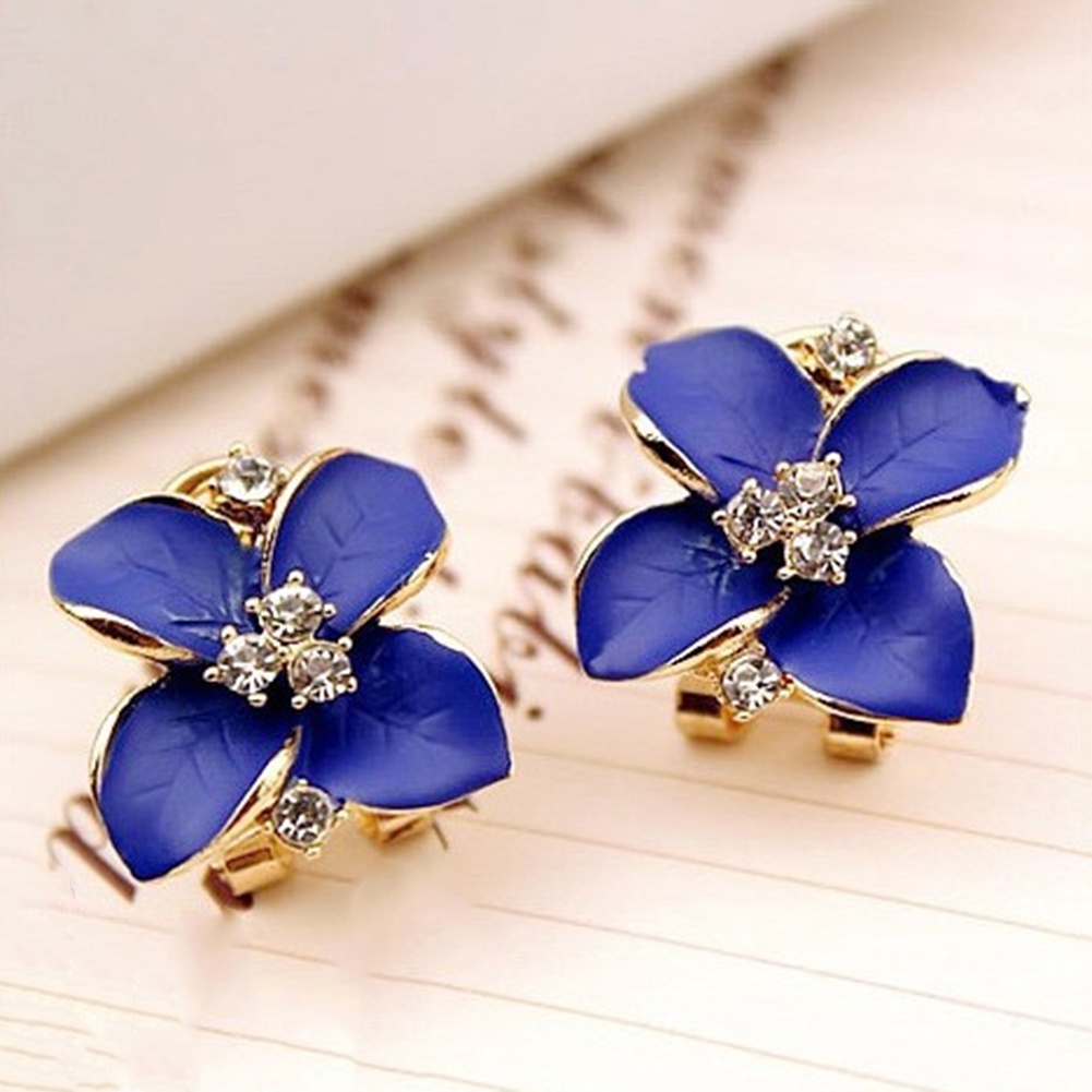 Anting Stud Enamel Bentuk Clover Aksen Berlian Imitasi Untuk Wanita