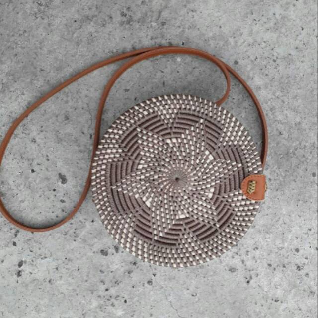 Tas rotan motif lotus